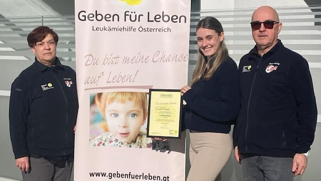 Milla (Mitte) mit Geben für Leben Ärztin Barbara Pelzmann und Kurt Posch. Die beiden sagen „Danke“ (Bild: Verein Geben für Leben)