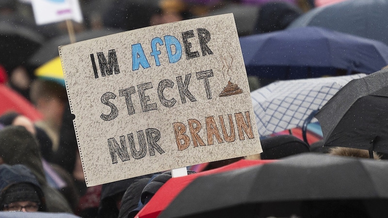 Am Samstag versammelten sich deutlich mehr als 100.000 Menschen in Berlin. (Bild: APA/dpa/Christophe Gateau)