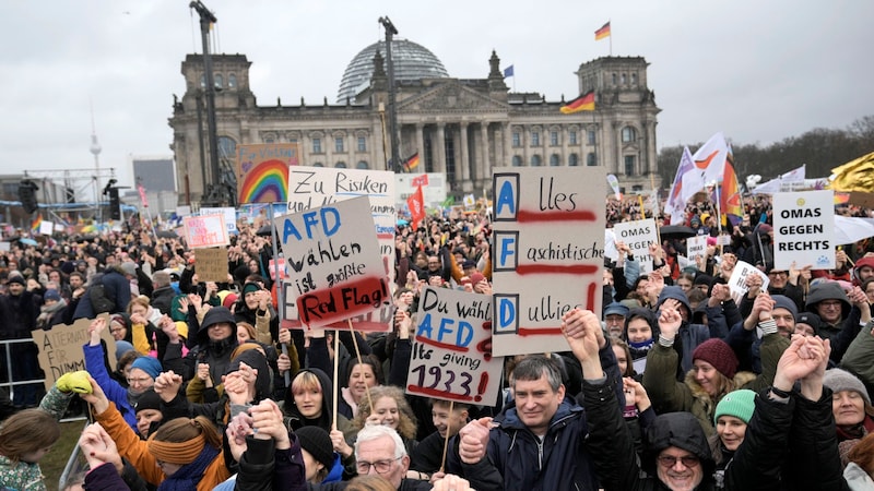 Hinter der Aktion gegen Hass und für Toleranz steht ein Bündnis mit mehr als 1300 Organisationen. (Bild: Copyright 2024 The Associated Press. All rights reserved)