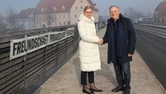 20-Jahr-Jubiläum: Handschlag der Amtskollegen auf der Brücke zwischen Bad Radkersburg und Gornja Radgona – Urška Mauko Tuš und Karl Lautner. (Bild: Christian Jauschowetz)