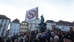 Lichtermeer am Grazer Hauptplatz am 3. Februar: Tausende Menschen gingen unter dem Motto „Demokratie verteidigen!“ auf die Straße. Am 25. Februar soll es zu einer österreichweiten Aktion kommen. (Bild: APA/ERWIN SCHERIAU)