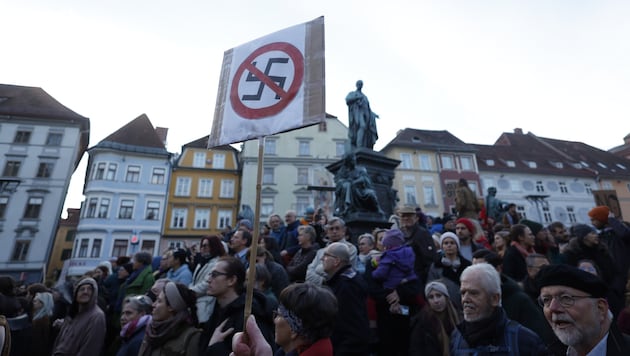 Lichtermeer am Grazer Hauptplatz am 3. Februar: Tausende Menschen gingen unter dem Motto „Demokratie verteidigen!“ auf die Straße. Am 25. Februar soll es zu einer österreichweiten Aktion kommen. (Bild: APA/ERWIN SCHERIAU)