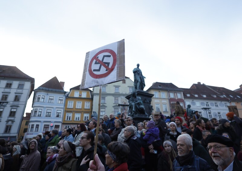 Junge Umweltaktivisten waren genauso am Start, wie die „Omas gegen Rechts“. (Bild: APA/ERWIN SCHERIAU)