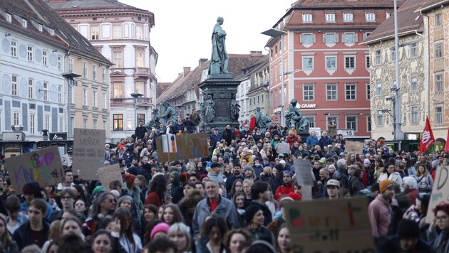A tüntetés egy volt a sok közül: A münchenit még fel is oszlatták a tömeg miatt. (Bild: APA/ERWIN SCHERIAU)