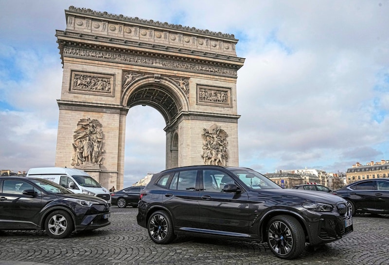 In Paris sind künftig höhere Parkgebühren für schwere Autos fällig. (Bild: Copyright 2024 The Associated Press. All rights reserved.)