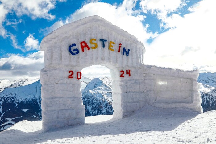 Das Tor weist den Weg zum diesjährigen Festival „Art on Snow“ im gesamten Gasteintertal. Die ...