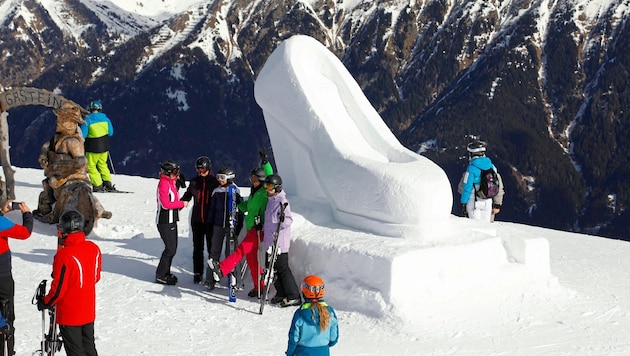 Der Stöckelschuh steht an der Gipfelstation der Stubnerkogelbahn unter dem Motto „Nicht fürs Gehen gemacht“ (Bild: GERHARD SCHIEL)