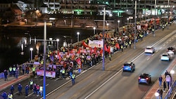 Unter Polizeibegleitung marschierten die Demonstranten über die Linzer Nibelungenbrücke. (Bild: © Harald Dostal / 2024)