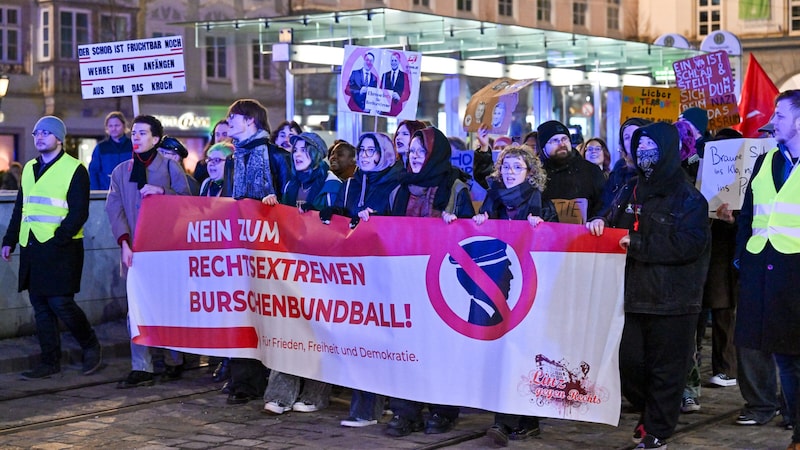 Mit Transparenten wurde gegen den Ball der rechten Burschenschafter demonstriert (Bild: © Harald Dostal / 2024)