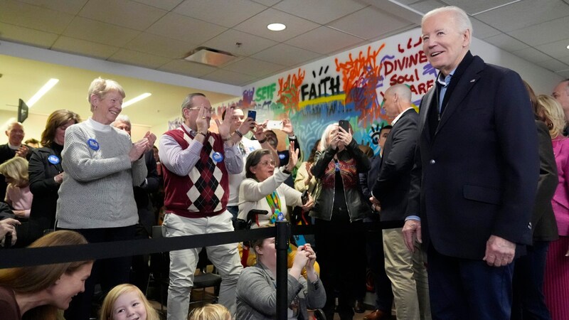 Joe Biden schwört sein Team auf den bevorstehenden Wahlkampf ein. (Bild: AP)