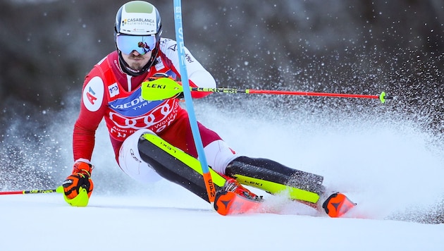 Manuel Feller reaches for the slalom globe in Aspen on Sunday. (Bild: GEPA pictures)