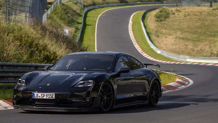 Auf der Nordschleife kommt das neue Topmodell des Porsche Taycan bis auf gut zwei Sekunden an ...