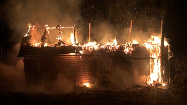 Das komplette Wochenendhaus stand in Flammen. (Bild: Freiwillige Feuerwehr Gamlitz)