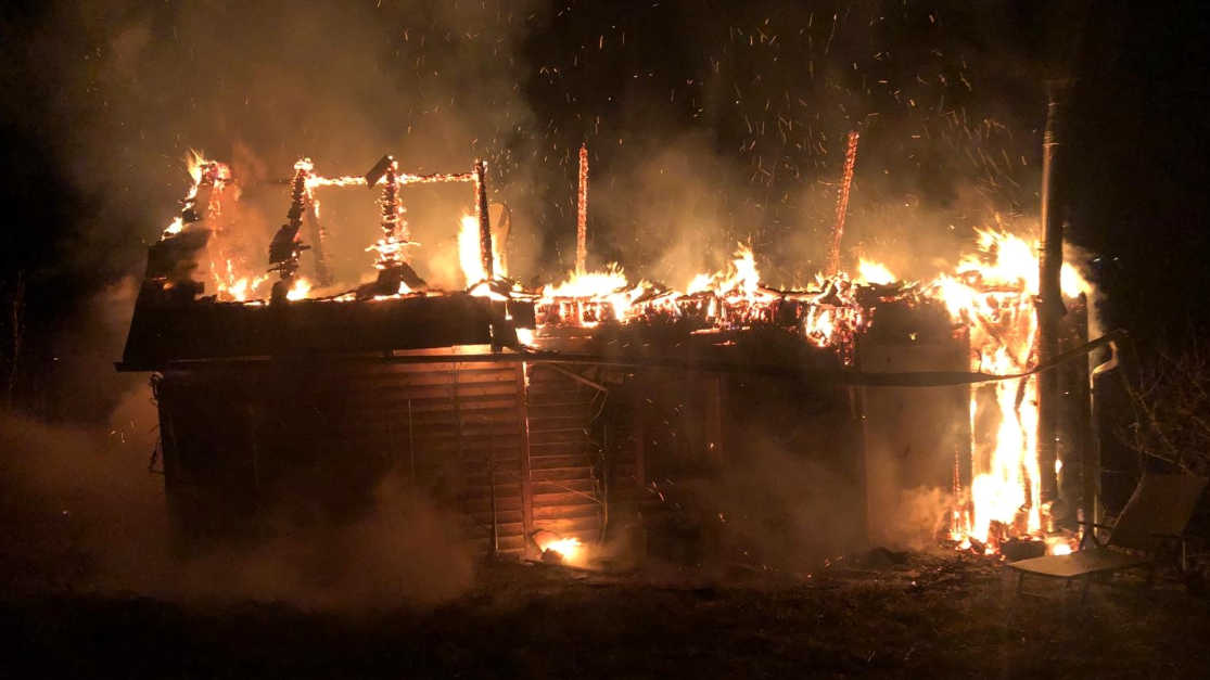 Das komplette Wochenendhaus stand in Flammen. (Bild: Freiwillige Feuerwehr Gamlitz)