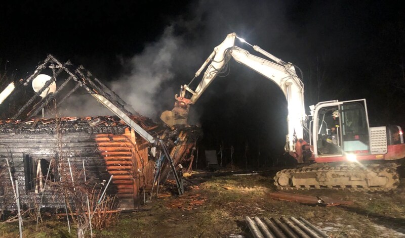 Sogar ein Bagger wurde für die Löscharbeiten benützt. (Bild: Freiwillige Feuerwehr Gamlitz)