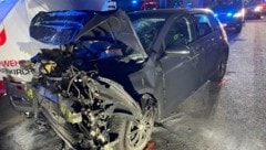 Für Vesna K. kam leider jede Hilfe zu spät, ihr VW Golf wurde völlig deformiert (Bild: FF Suben)