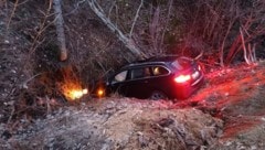 Nachdem der Tiroler über den Straßenrand hinausgeraten war, landete sein Auto im Bach. (Bild: zoom.tirol)