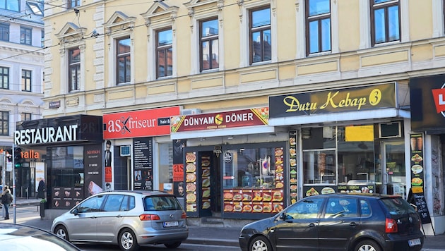 Barber-Shops reihen sich an Kebapbuden und Friseuren. Einheitsbrei statt Vielfalt herrscht auf der Thaliastraße. (Bild: Peter Tomschi)