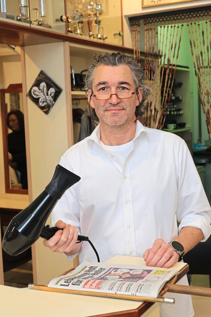 Christian Anibas (56) betreibt einen der letzten österreichischen Friseursalons. Die Kunden ...