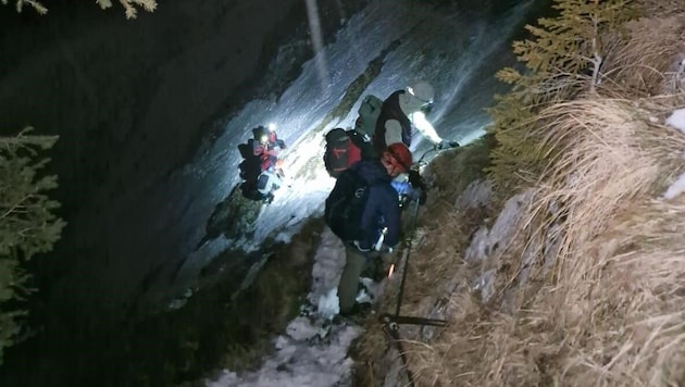 15 dağ kurtarmacısı on saat boyunca rüzgâr ve karanlıkta yol aldı. (Bild: Bergrettung Steiermark)