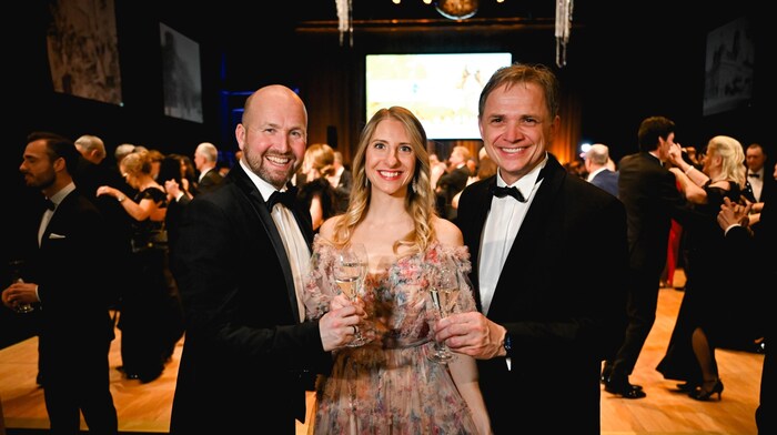 Stadtmarketing-Boss Peter Jungreithmair (r.) stieß mit Carina und Christoph Hippmann auf einen ...