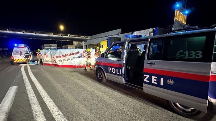 Während der Reanimationsversuche wurden Unfallopfer und Helfer vor indiskreten Blicken ...