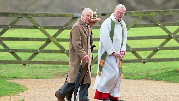 König Charles und Camilla mit Domherr Paul William (Bild: AP/Joe Giddens)
