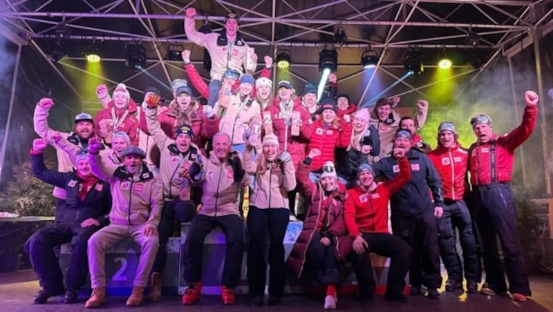 Bei der Junioren-WM wurde er nach seiner Silbermedaille im Slalom auf Schultern getragen. (Bild: Ski Austria)