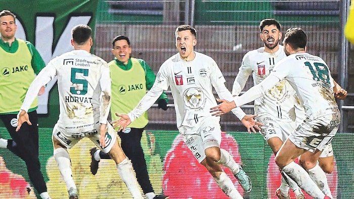 DSV-Torjäger Deni Alar (Mitte) trifft und trifft