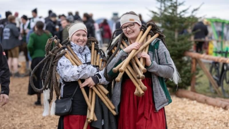 Nach dem Wettbewerb räumten Julia Mayer und Maria Wadespointner aus Anger auf (Bild: Berger Susi)