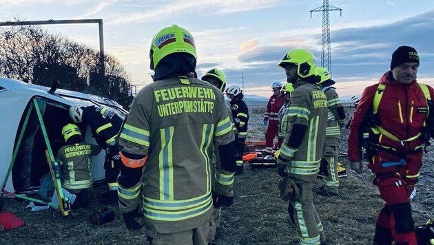 Early on Sunday morning, a serious traffic accident occurred on the Pyhrn highway in which two people were injured. (Bild: FF Unterpremstätten)