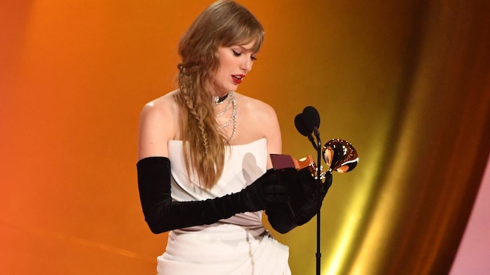 Taylor Swift blickt liebevoll auf ihren Grammy.