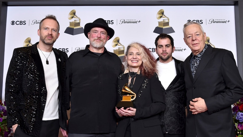 Photo by Richard Shotwell/Invision/AMarkus Illko (ganz links), John Carter Cash, Janet Robin, Roberto Luis Rodriguez, and Tommy Emmanuel (Bild: APA/Richard Shotwell/Invision/AP)