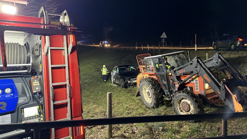 Das Wrack wurde mit einem Traktor geborgen. (Bild: FF Mondsee)