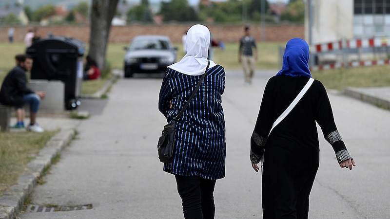 Frauen sind in der Unterzahl bei den Asylantragsstellern und den Asylberechtigten. (Bild: APA/ROBERT JAEGER)