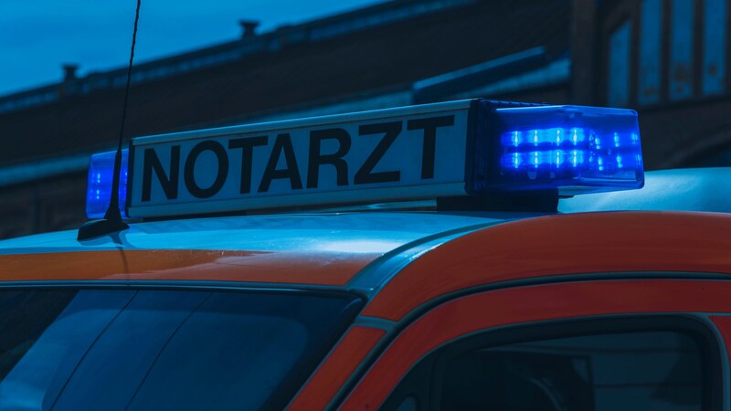 Der Notarzt setzte nach seiner Ankunft die Wiederbelebungsversuche fort (Bild: Ronny Rose - stock.adobe.com)