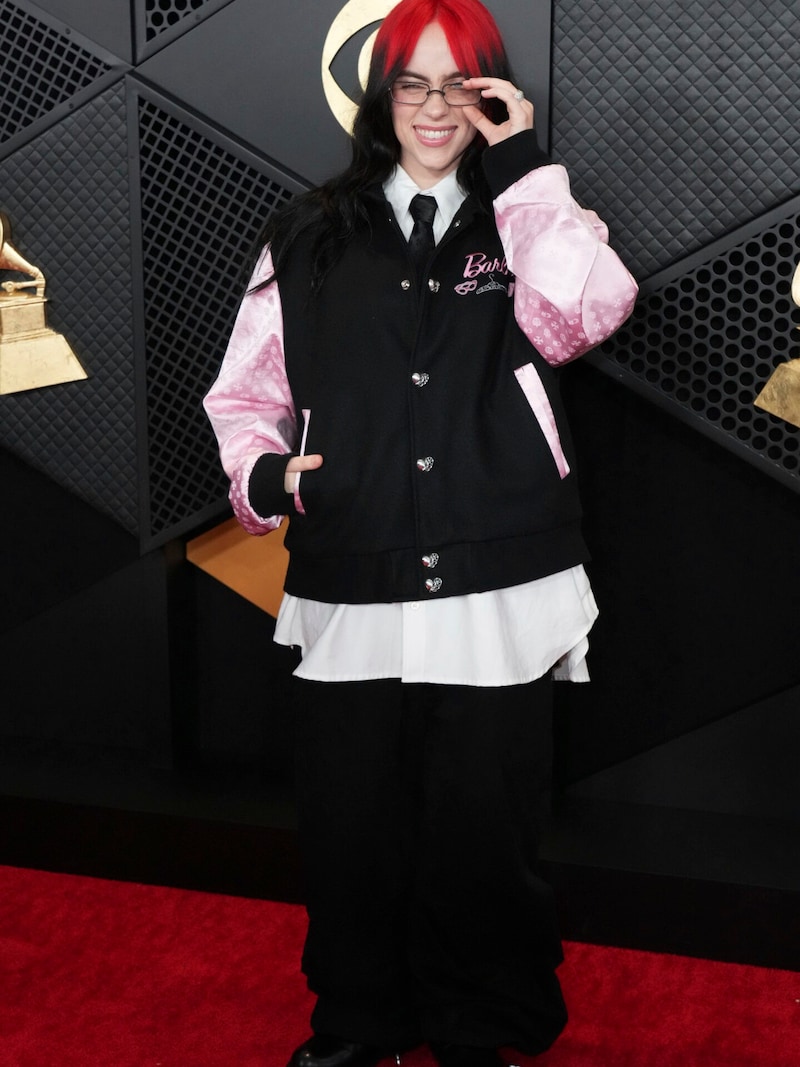 Billie Eilish mal wieder richtig cool in einer Jacke von Chrome Hearts x Barbie sowie einem Look von Willy Chavarria. (Bild: APA/Jordan Strauss/Invision/AP)