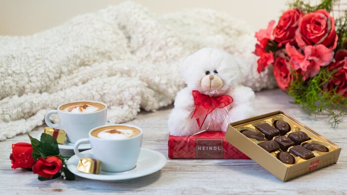 Von erstklassigen Bonbonieren bis hin zu liebevoll gestalteten Kreativartikeln ist die Auswahl vielfältig - zum Beispiel sind die „Naschherzerl“-Pralinen in den Geschmacksrichtungen Erdbeer oder Nougat ein zeitloser Klassiker für den Valentinstag.