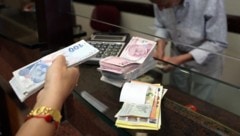Der Wechselkurs der Lira bewegt sich gegenüber dem US-Dollar und dem Euro in der Nähe seiner ...