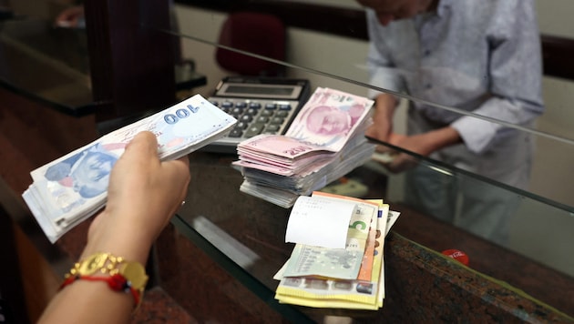 100 Lira sind umgerechnet nur noch etwa drei Euro wert. (Bild: AFP)