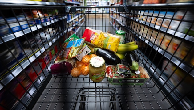 Supermarket shopping is becoming more and more expensive for all of us. (Bild: APA/dpa/Sven Hoppe)