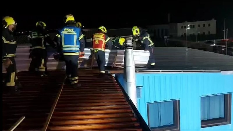 In Kottingbrunn wurde durch den Sturm das Dach einer Firmenhalle abgedeckt. (Bild: Feuerweger Kottingbrunn)