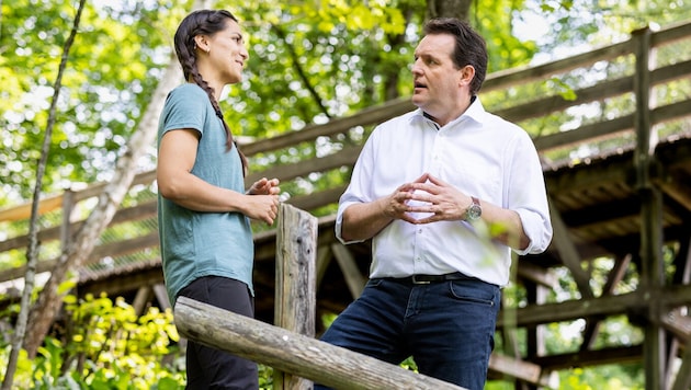 LR René Zumtobel tauschte sich mit der „digitalen Rangerin“ Iris Trikha bereits über die vielfältigen Aufgaben im Naturpark Karwendel aus. (Bild: Land Tirol/Steinlechner)