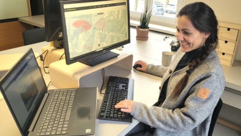 Tastatur statt Bergschuhe: Rangerin Iris Trikha arbeitet neben der klassischen Arbeit im weitläufigen Gelände des Naturparks auch zunehmend in der digitalen Welt. (Bild: Naturpark Karwendel/Heufelder)