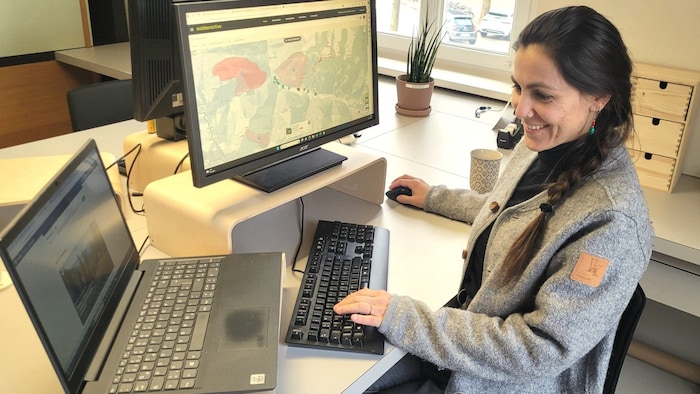 Tastatur statt Bergschuhe: Rangerin Iris Trikha arbeitet neben der klassischen Arbeit im ...