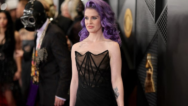 Die lila Mähne war viele Jahre lang das Markenzeichen von Kelly Osbourne. Jetzt zeigte sich die Tochter von Ozzy Osbourne auf Instagram mit einem komplett neuen Look. (Bild: APA/Getty Images via AFP/GETTY IMAGES/Neilson Barnard)