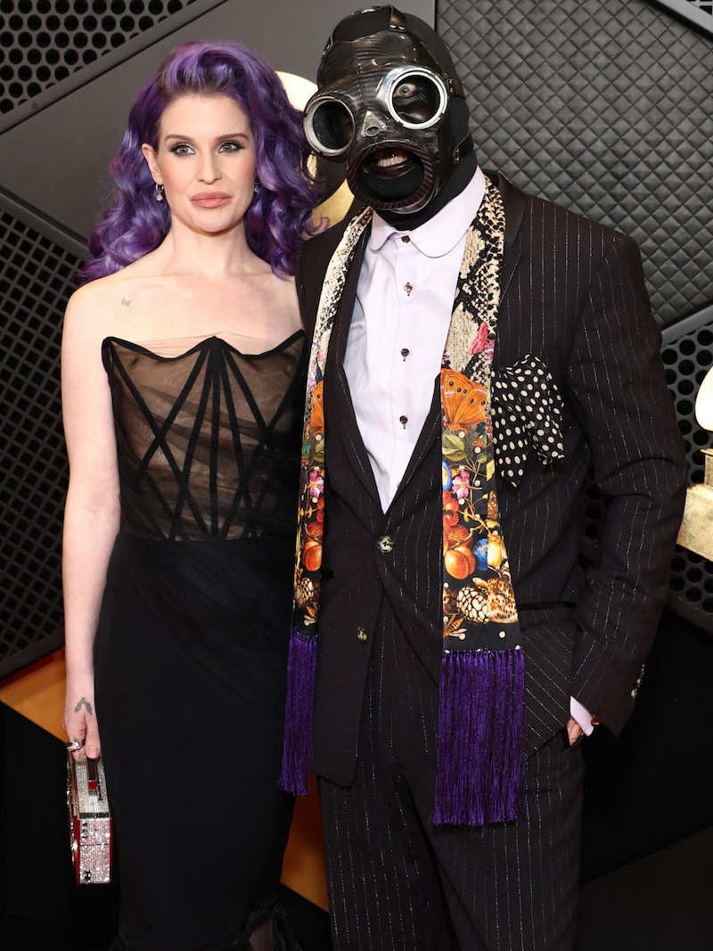 Kelly Osbourne posierte bei den Grammy Awards mit Partner und Slipknot-Star Sid Wilson für die Fotografen. (Bild: APA/Getty Images via AFP/GETTY IMAGES/Matt Winkelmeyer)