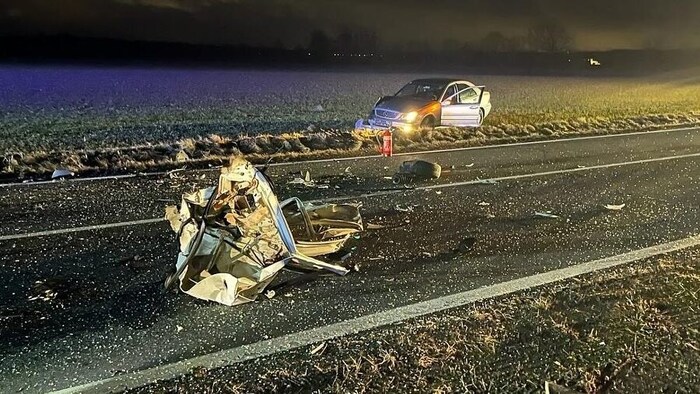 Die Wrackteile waren über die ganze Fahrbahn verstreut.