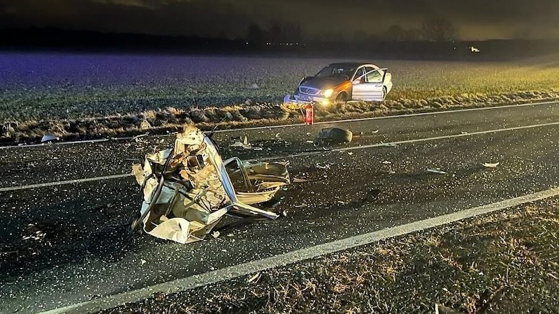 Die Wrackteile waren über die ganze Fahrbahn verstreut. (Bild: FF Ottensheim)