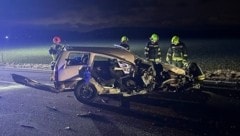 Das Auto wurde völlig zerstört. (Bild: FF Ottensheim)